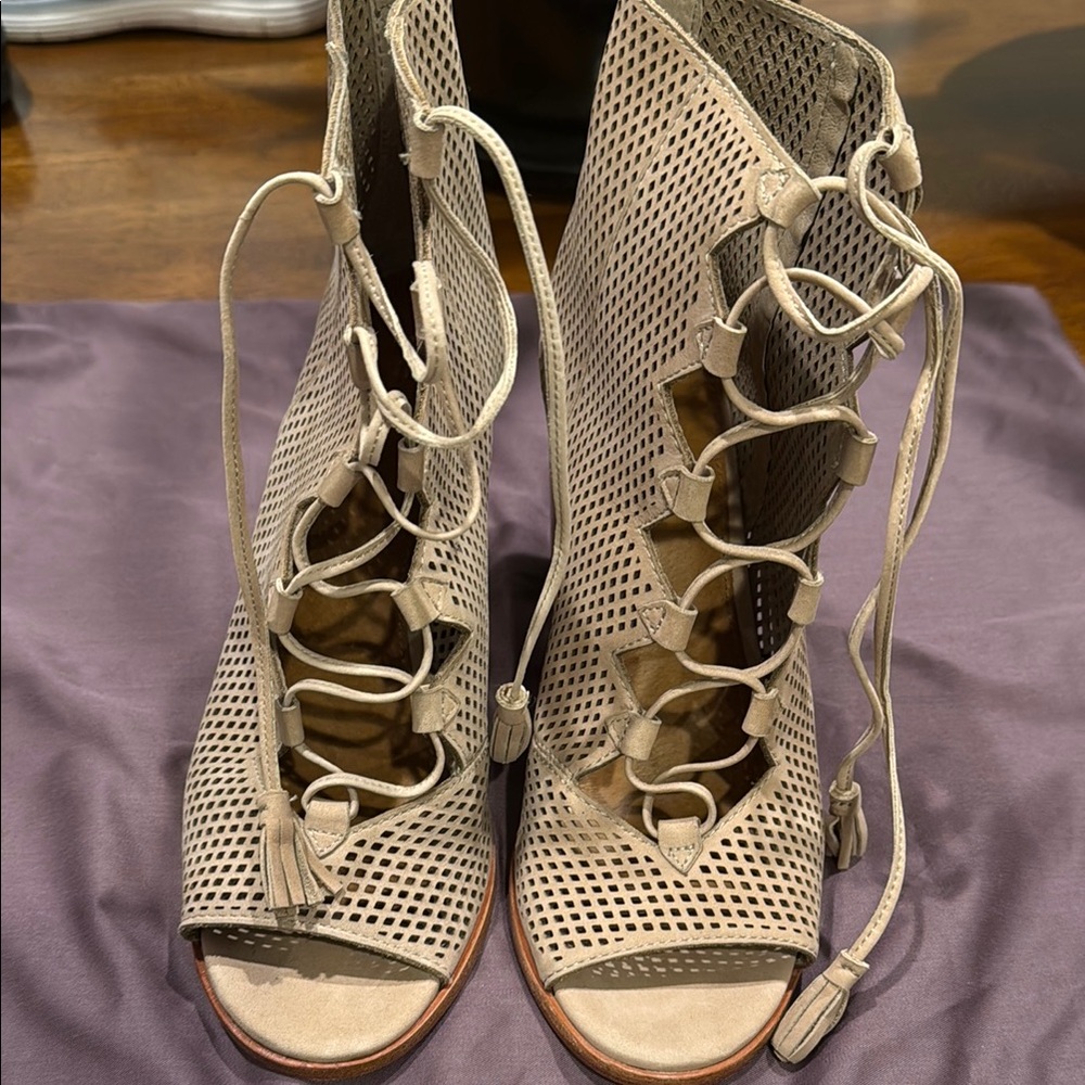 EUC FRYE Lace-Up Women's Shoes SZ  8M